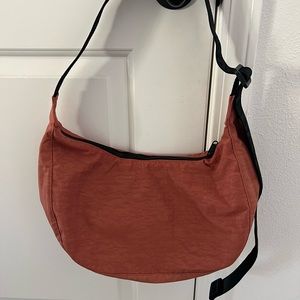 NEW BAGGU Medium Nylon Crescent Bag
Rhubarb